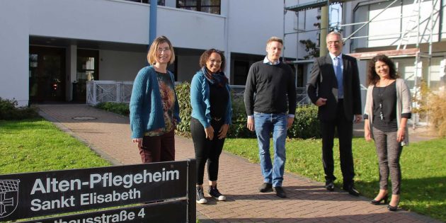 Über Neuigkeiten und die aktuellen Herausforderungen berichteten die Vertreter des  Caritasverbandes Darmstadt im Briebelsaal. Im Bild (von rechts): Die Caritasdirektoren Stefanie Rhein und Winfried Hoffmann, Heimleiter St. Elisabeth Benedict Pretnar, Leiterin der Sozialstation Letisha Junker und Pressereferentin Claudia Betzholz. Foto: Hannelore Nowacki
