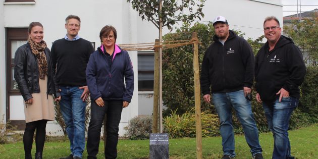 Ein Gedenkstein im Garten des Altenpflegeheims und ein neu gepflanzten Birnenbäumchen bieten zukünftig einen Ort des Erinnerns an Günter Schwering. Von links: Melanie Hagedorn, Benedikt Pretnar, Sonja Schmitt, Boris Boxheimer und Jürgen Maas. Foto: Eva Wiegand