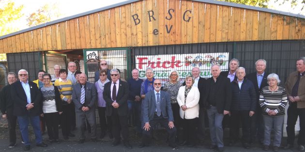 Die anwesenden Jubilare vor dem Vereinsheim Foto: oh