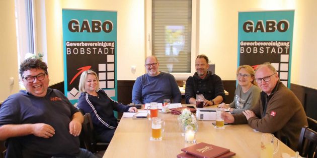 In bester zuversichtlicher Stimmung verlief die Jahreshauptversammlung der Gewerbevereinigung Bobstadt, auch mit Blick auf die nächste Zukunft ohne GABO, aber mit einem Sommerfest als vorübergehend neues Format. Im Bild (von links): Kassenrevisor Meik Kronauer, Yvonne Beisheim, Erster Vorsitzender Sascha Ringenwald, Zweiter Vorsitzender Markus Beisheim und Kassenwartin Ute Gärtner mit Ehemann Ludwig Gärtner.  Foto: Hannelore Nowacki