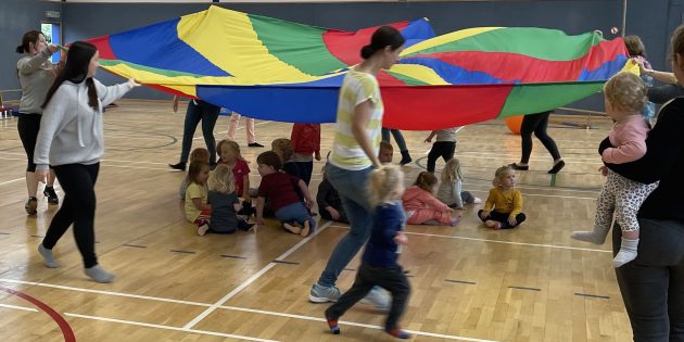Ruck-zuck versammelten sich alle Kinder unter dem bunten Schwungtuch. Hier ging es um Bewegung, Koordination und natürlich jede Menge Spaß. Foto: oh
