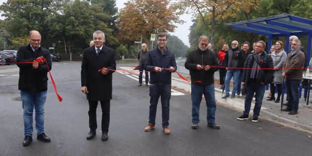 Zerschnitten das Band zur offiziellen Übergabe der neuen Bushaltestellen in Neuschloß: Michael Bayer für den Ortsbeirat, Bürgermeister Gottfried Störmer, der Erste Stadtrat Marius Schmidt und Stadtverordnetenvorsteher Franz Korb (v.l.).  Foto: Benjamin Kloos