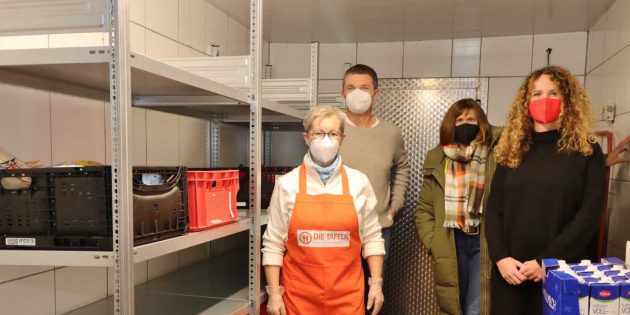 Der Rotary Club Lampertheim, der sich mit Spenden für soziale Zwecke engagiert, hat der Bürstädter Tafel mit 460 Euro zum Kauf eines stabilen Stahlregals für das Kühlhaus spontan aus misslicher Lage geholfen. Rüdiger Glaser und Sally Uhlmann (vorne rechts) vom Rotary Club nahmen den Dank von Teamleiterin Maria Glaser und Tafelkoordinatorin Ute Weber-Schäfer gerne mit. Foto: Hannelore Nowacki