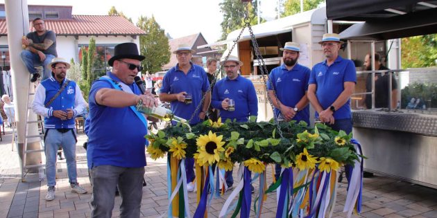HCV-Kerwevadder und HCV-Vizepräsident Damiano Brucato bei der Kerwekranzweihe mit dem Traditionsspruch auf den Lippen: „Als Tradition wie’s sich gehärd, wärd eh gonzi Flasch Woi iwwers Kränzel geleert“. Foto: Hannelore Nowacki