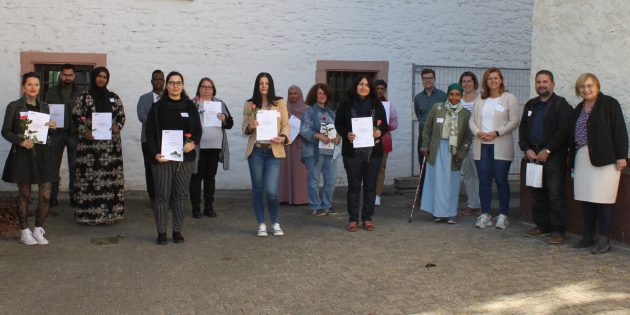 Die Ausbildung zum Gesundheitscoach fand in zwei Gruppen statt. Die Teilnehmerinnen und Teilnehmer der Gruppe mit der Ausbildung in Bürstadt und Lampertheim erhielten am Samstag ihre Zertifikate. Foto: Nadine Schütz