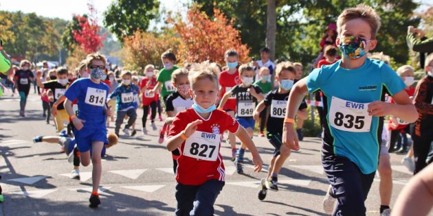 Im großen Feld beim Schülerlauf auf 1.800 Metern kämpften sich die Jahrgänge 2012 bis 2014 ans Ziel. Foto: Hannelore Nowacki