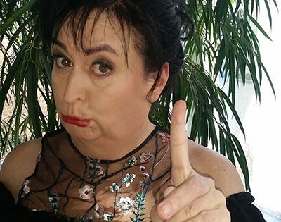 Erhebt mahnen den Zeigefinger gegen Gewalt an Frauen und Mädchen und wird sich am 26. November in Bürstadt intensiv mit diesem Thema auseinandersetzen: Lizzy Aumeier. Foto: oh