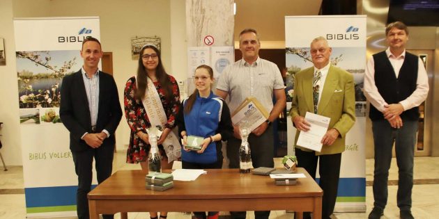 Die 46. Sportlerehrung der Gemeinde Biblis fand wegen Corona im kleinen Kreis statt mit dem Vorsitzenden der Gemeindevertretung Konstantin Großmann (von links), Gurkenprinzessin Melanie, Nina Hofmann (Radfahrverein), Rafael Bednorz (Tennis), Heinz Janson und Bürgermeister Volker Scheib. Foto: Hannelore Nowacki
