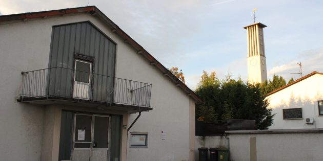 Das sichtlich in die Jahre gekommene Jugendheim und das ehemalige Pfarrhaus könnten dem Neubau eines Alten- und Pflegeheimes weichen. Foto: Nadine Schütz