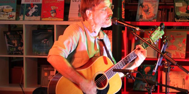 Dr. Michael Werner unterhielt das Publikum mit Liedern in dem kurpfälzisch verwurzelten Dialekt, der in Pennsylvania, fernab hiesiger Gesellschaftsumbrüche, über 300 Jahre erhalten blieb. Foto: Nadine Schütz