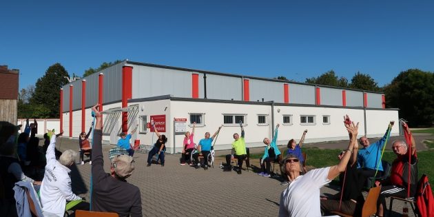 Mit großem Eifer gingen die Teilnehmer des Lehrgangs Hockergymnastik an die Übungen. Foto: Sportkreis Bergstraße