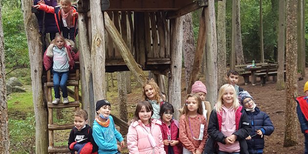Die Teilnehmer des Herbstferienprogramms der Schillerschule Lampertheim auf dem Spielplatz „Seilgarten“ im Lampertheimer Stadtwald. Foto: oh
