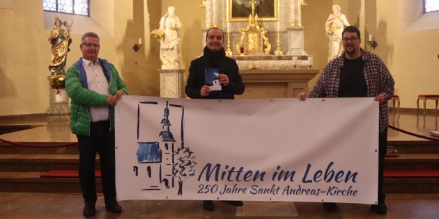 Freuen sich auf vielfältige Veranstaltungen zum 250. Jubiläum von St. Andreas in und vor allem außerhalb der Kirchenmauern: Rolf Borkenhagen, Pfarrer Christian Rauch und Björn Burwitz (v.l.). Foto: Benjamin Kloos