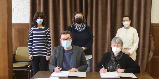 Unterzeichneten zur Freude der Leiterinnen der Kinderkrippen Zwergenschloß, Kleines Ich und Zauberwald den Kooperationsvertrag: Marlene Didion-Seehaus, Schulleitung des Bildungszentrums für Gesundheitsberufe Bergstraße, und der Erste Stadtrat Marius Schmidt (vorne v.r.). Foto: Benjamin Kloos