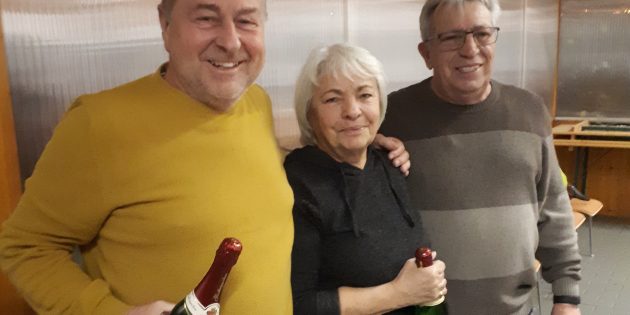 Die Sieger der Vereinsmeisterschaft Norbert Engelhardt und Ruth Wich wurden vom Vereinsvorsitzenden Dieter Seip (v. r.) mit einer Flasche Sekt bedacht. Foto: oh
