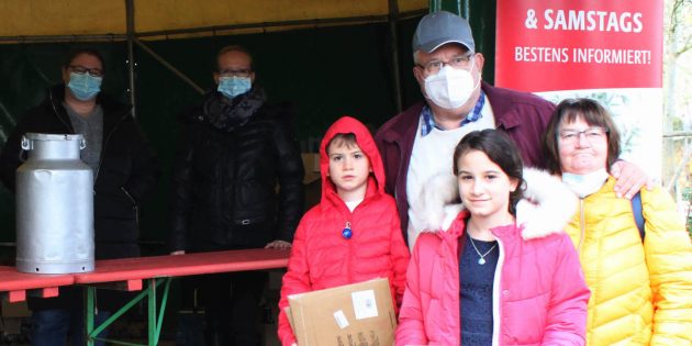 Die monocs-Masken-Shirts fanden begeisterte neue Besitzer. Foto: Nadine Schütz
