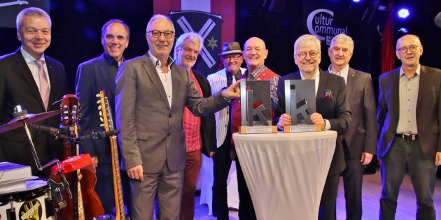 Große Freude über Lampertheim als Kulturstandort (von links): Bürgermeister Gottfried Störmer, Helmut Wehe, Rolf Hecher, Adax Dörsam, Hans-Jürgen Götz, Laudator Professor Hans-Peter Schwöbel, Friedrich Hackstein, Kulturkommissionsvorsitzender Gottlieb Ohl und Laudator Stefan Reusch. Foto: Hannelore Nowacki