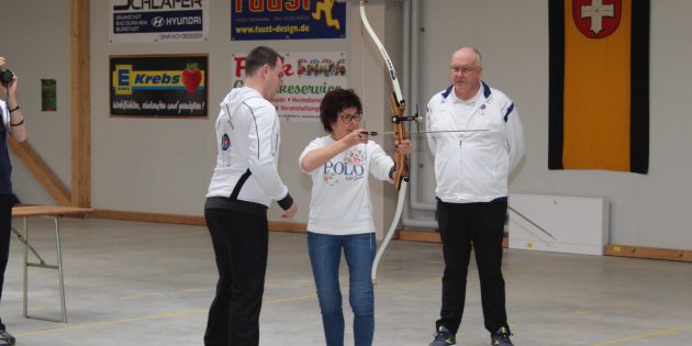Die ersten Gespräche für die neue Halle führte der Vorsitzende des PBC Steffen Brinkmann (rechts) bereits in 2015/2016 mit der Bürgermeisterin. Schon damals sagte Barbara Schader, sie wolle einen Pfeil schießen, sobald die neue Halle gebaut ist. Nun war es soweit: Die Bürgermeisterin eröffnete mit ihrem Schuss den Wettkampf der Regionalliga West. Die Einweisung gab es von Alexander Brinkmann. Foto: Eva Wiegand