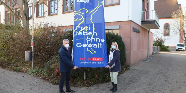 Bürgermeister Gottfried Störmer (links) und die Frauen- und Gleichstellungsbeauftragte der Stadt Lampertheim Sonja Niederhöfer (rechts) hissen vor dem Stadthaus die Flagge anlässlich des Internationalen Gedenktages „NEIN zu Gewalt an Frauen“. Foto: Stadt Lampertheim