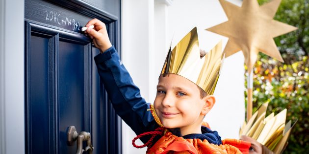Viele Mädchen und Jungen beteiligen sich überall in Deutschland an der traditionellen Aktion Dreikönigssingen. Als Sternsinger sind sie unterwegs zu den Menschen, bringen den Segen "C+M+B - Christus mansionem benedicat - Christus segne dieses Haus" und sammeln für Not leidende Gleichaltrige in aller Welt. Foto: Martin Steffen / Kindermissionswerk