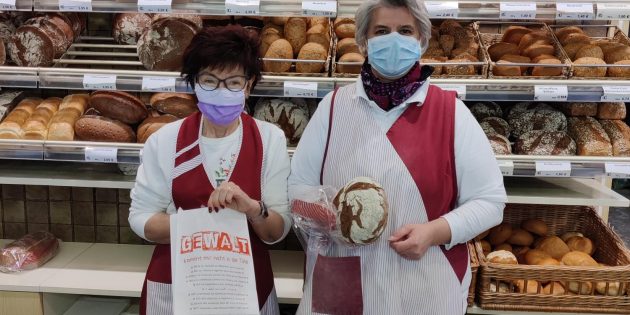 Bürgermeisterin Barbara Schader und Chefin Claudia Gebhardt unterstützen gemeinsam die Aktion „Gewalt kommt mir nicht in die Tüte! Nein zu Gewalt an Mädchen und Frauen“. Foto: oh