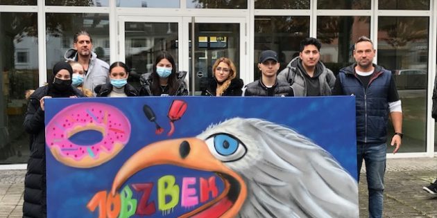 Die Klasse 10 BzB E/K ist stolz, ihr Klassenmotto als Graffiti umgesetzt zu haben. Jascha Held (hinten links) gab professionelle Tips. Foto: Christian Laupp