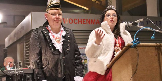 Inthronisierung unter dem Dach der Akropolis 