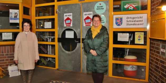 Bürgermeisterin Barbara Schader (links) und Edit Appel-Thomas von der IG Adventszauber erklärten die Absage des Weihnachtsmarktes. Foto: Hannelore Nowacki