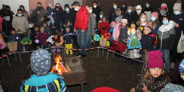 Kinderaugen leuchten mit Laternen um die Wette