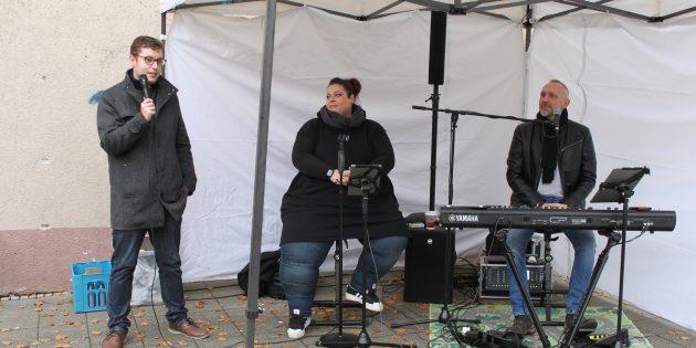 Marius Schmidt eröffnet die letzte Folge der Reihe „Kultur auf dem Wochenmarkt“ für dieses Jahr. Barbara Boll und Patrick Embach begeistern mit Easy Listening. Foto: Nadine Schütz