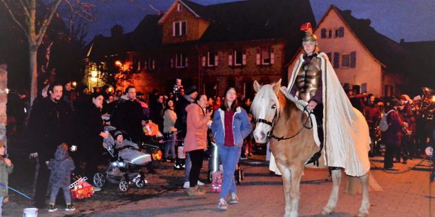 Auf ihrem Pferd Janka führte Angelina Frank als Sankt Martin den Umzug, zu der die CDU Hofheim schon seit Jahrzehnten einlädt, an. Von der Balthasar-Neumann-Kirche ging es zum Feuerwehrplatz, wo bereits ein stattliches Feuer brannte und die Kinder sich über Martinsbrezeln freuten. Foto: Petra Gahabka