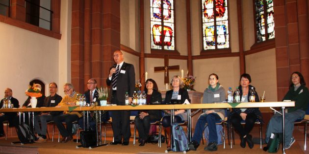 Der Dekanatssynodalvorstand mit Präses Dr. Michael Wörner (Mitte stehend). Foto: oh