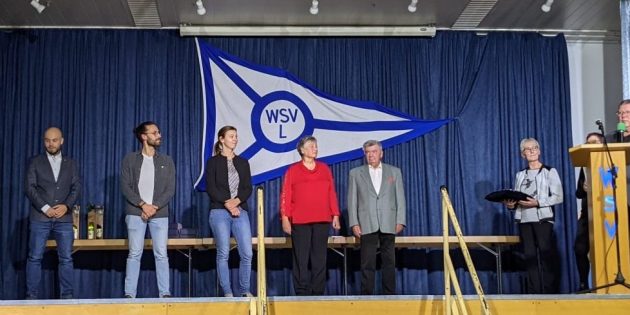 Der 1. Vorsitzende Rainer Vetter verlieh den Mitgliedern und Sportlern des WSV ihre Auszeichnung. Foto: oh