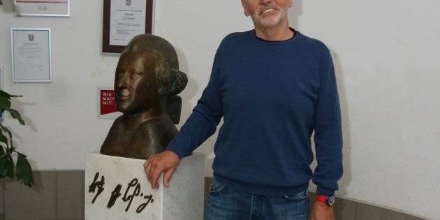 Gerd Hilsheimer, Hausmeister am Lessing-Gymnasium Lampertheim, geht nach 38 Jahren in den Ruhestand. Foto: Sören Kielmann.