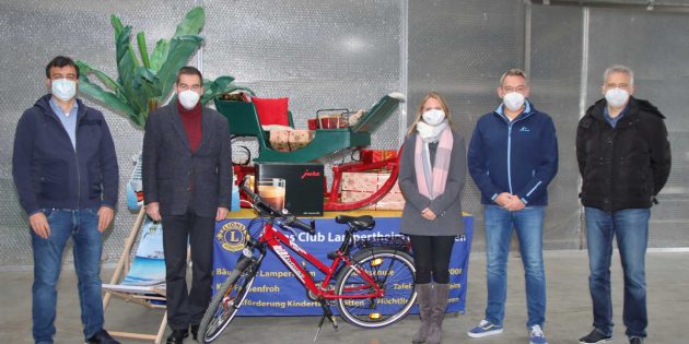 Der Lions Club will mit den Einnahmen aus dem Adventsgewinnspiel wieder soziale und kulturelle Projekte unterstützen. Der Pferdeschlitten wird an den Losverkaufstagen den Anlaufpunkt markieren. Im Bild die Vorstandsmitglieder (von links) Stefan Böttcher, Dr. Nikolaus Selzer, Caroline Wahl, Lionspräsident Frank Nowak und Johannes Haefele. Foto: Hannelore Nowacki