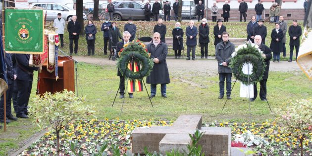Am Kriegerdenkmal im Lampertheimer Stadtpark gedachte man der Opfer der beiden Weltkriege. Foto: Nadine Schütz