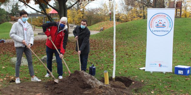 Die gepflanzte Hochstammmagnolie steht nicht nur symbolisch für die Verwurzelung der Kinderrechte in Lampertheim, in dem angebrachten Kummerkasten können Kinder und Jugendliche ihre Sorgen und Nöte mitteilen. Von links: Vorsitzender des Jugendbeirats Arne Jaedke, Manfred Scholz von der Jugendförderung und Erster Stadtrat Marius Schmidt. Foto: Eva Wiegand 