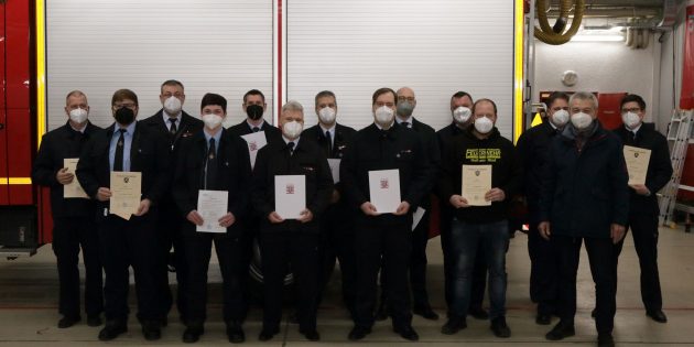 Bei der Jahreshauptversammlung der Freiwilligen Feuerwehr Hofheim wurden Ehrungen, Beförderungen und Verpflichtungen vorgenommen. Foto: oh