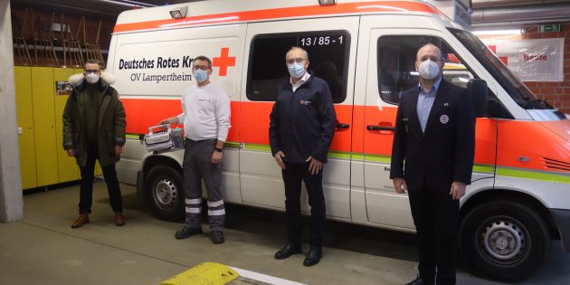Thomas Klauer überreichte für den Rotary Club Lampertheim die neue Absaugpumpe an den DRK-Ortsverein Lampertheim – zur Freude von Christian Schmidt, Thomas Peppler und Kai Günderoth (v.l.). Foto: Benjamin Kloos