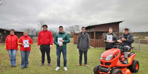 Vereinsförderung der Stadt Lampertheim: Erster Stadtrat Marius Schmidt (5. von links) hatte drei Zuschussurkunden mitgebracht. Im Bild (von links): Susanne Hanselmann, Britta Haczkiewicz, Felix Kröger, Alexander Klotz, Marius Schmidt, Marianne und Klaus Rößling. Foto: Hannelore Nowacki