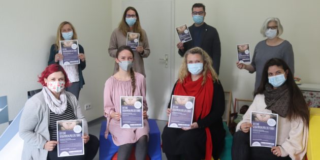 Mit Martina Rehn, Melanie Hein, Susanne Thum und Maria Romeo  (vorne, v.l.) bieten vier Hebammen ab Dezember immer freitags eine offene Sprechstunde im Familienzentrum Lampertheim an — für alle Frauen und Familien, die keine Hebamme finden. Foto: Benjamin Kloos