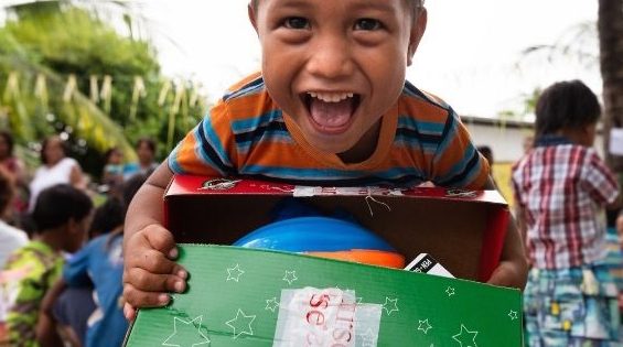Die Aktion „Weihnachten im Schuhkarton“ macht es leicht, mit Kleinigkeiten Not zu lindern – und Herzen zu erfreuen. Foto: die-samariter.org
