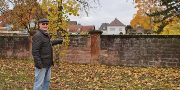 Stadtarchivar Hubert Simon vor dem jüdischen Friedhof, der sich an den Stadtfriedhof anschließt. Foto: Hannelore Nowacki
