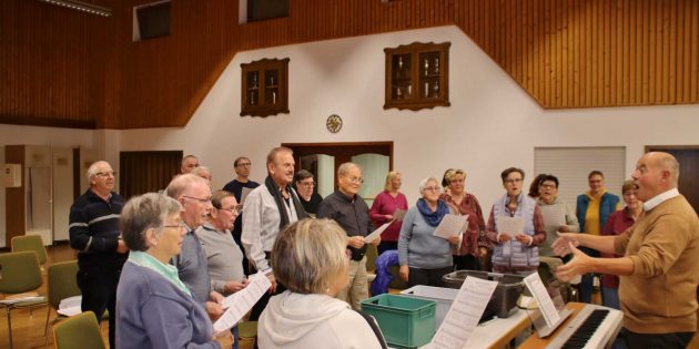 Dirigent Herbert Ritzert und die vierzig Sängerinnen und Sänger im gemischten Chor der Singgemeinschaft aus MGV 1902 und GV Volkschor arbeiten am neuen Programm. Foto: Hannelore Nowacki