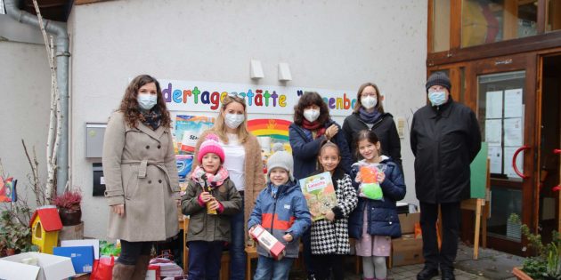 Über die vielen Spenden für das Wormser Frauenhaus freuten sich Monika Diel und Sandra Noppenberger (hinten rechts) gemeinsam mit den fröhlichen Kita-Kindern, Pfarrer Peter Kern, Kita-Leiterin Iris Armada und der Elternbeiratsvorsitzenden Judith Bechtler (links). Foto: Hannelore Nowacki