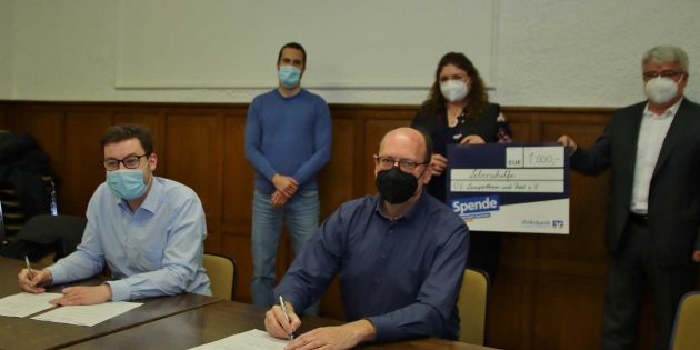 Der Kooperationsvertrag zwischen der Stadt Lampertheim und dem Verein Lebenshilfe Lampertheim und Ried wurde vom Ersten Stadtrat Marius Schmidt (links) und dem Vereinsvorsitzenden Günther Baus unterzeichnet. Foto: Hannelore Nowacki