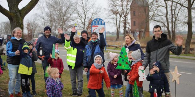 Die Aktion Winterwiese machte allen Beteiligten Spaß. Initiator Reiner Mecky (links) freute sich über den Erfolg. Foto: Hannelore Nowacki