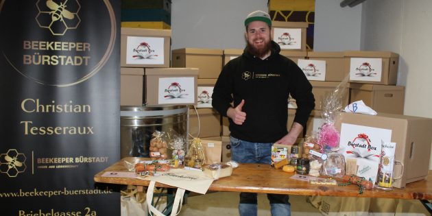 Aus Bürstadt für Bürstadt: die lecker gefüllten Taschen und Boxen, die Christian Tesseraux liebevoll verpackt hat, sollen die Vielfalt Bürstadts zeigen. Die gesamte Liste mit dem Inhalt finden Interessierte auf Instagram unter Beekeeper Bürstadt sowie im Onlineshop des Café Sophische. Foto: Eva Wiegand 