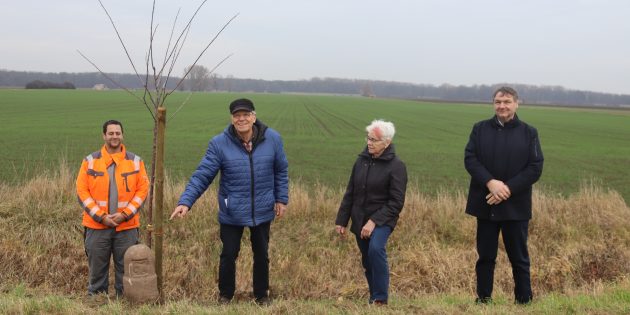 Große Freude über den gefundenen Chausseestein in Nordheim: Günter Mössinger (2.v.l.) erläuterte von Ortsvorsteherin Renate Weissbrodt (2.v.r.) und Bürgermeister Volker Scheib (r.) die Bedeutung des Fundes. Foto: Benjamin Kloos