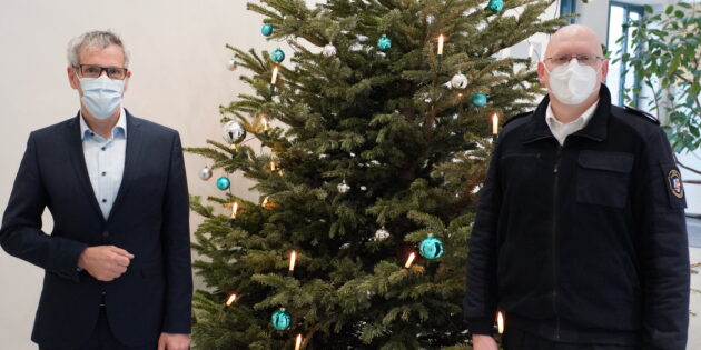 Landrat Christian Engelhardt (v.l.n.r.) und Markus Stracke, stellvertretender Abteilungsleiter des Bereichs Gefahrenabwehr, informieren über die durch die Leitstelle koordinierten Einsätze im Kreis Bergstraße. Landrat Engelhardt bedankte sich bei den Mitarbeitenden für ihren Dienst auch an Feiertagen wie Weihnachten und Silvester. Foto: oh